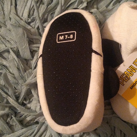 FREE PEANUTS socks NWT Peanuts slippers - Picture 3 of 3